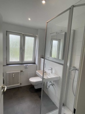 ERSTBEZUG nach komplett Sanierung: helle 3-Zimmer-Wohnung mit Einbauküche und Balkon in Frgb.