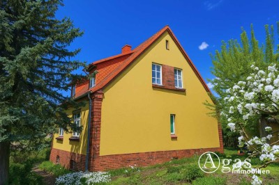 zum Teil vermietetes Zweifamilienhaus mit Carport und Nebengebäuden