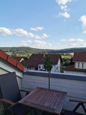 Schöne Dachgeschoß Wohnung mit kl. Terrasse