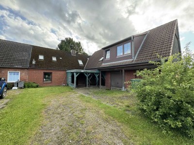 Renovierungsbedürftige Doppelhaushälfte inklusive vermieteter Einliegerwohnung bei Preetz