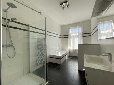 Wohntraum! Große 3 Zimmerwohnung mit riesiger Dachterrasse, Kamin + Einbauküche!
