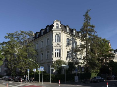 Westend: Helle 3-Zimmer-Altbauwohnung mit großem Süd-Balkon