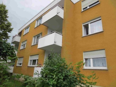 Großzügig geschnittene Wohnung mit Balkon