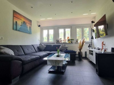Ruhige Wohnlage, neuwertiger Zustand – hochwertige DG-Wohnung mit Balkon und Garage - sofort frei!