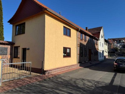 sehr gepflegtes kleines Haus mit gemütlichem Hof inkl. überdachter Terrasse zu verkaufen