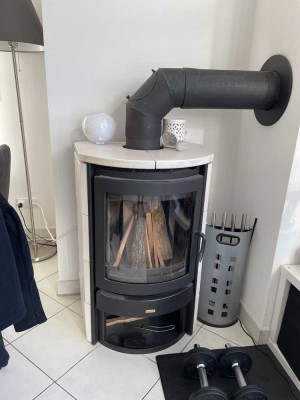 Neuwertige DG-Wohnung mit 3,5 Zimmern sowie Balkon und Einbauküche in Neuhausen auf den Fildern