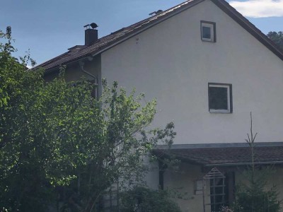 Solides freistehendes Haus mit Garten