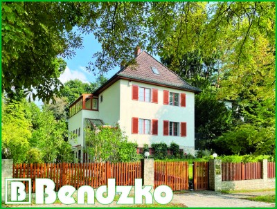 Nikolassee: Gepflegtes Einfamilienhaus in ruhiger und grüner Lage direkt an der Rehwiese