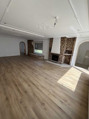 Erstbezug nach Sanierung - Stilvolle 4-Zimmer Wohnung