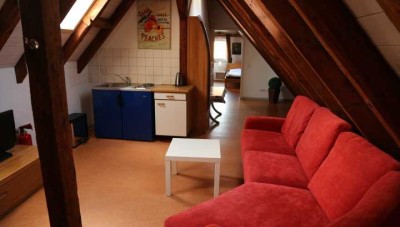 Schöne top gepflegte 3 Zimmer Wohnung im Dachgeschoss mit 4x Bett und Küche in Calw, WM: 1.000€