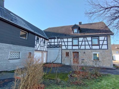 Großes Wohnhaus mit Ausbaureserve für Einliegerwohnung, 4 Garagen und Südlage
