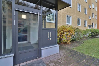 Single-Apartment mit offener Küche und Balkon