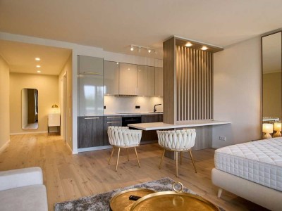 Neubau in urbaner Lage - Stilvoll vollmöbliertes Apartment in 4. Etage mit Balkon und TG-Stellplatz