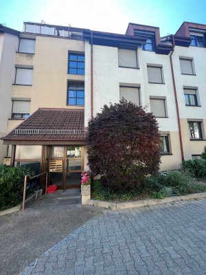 Großzügig geschnittene EG-Wohnung mit kleinem Garten
