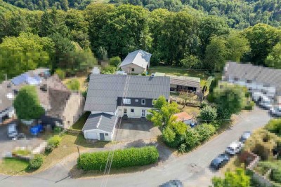 Natur pur: Vielseitig nutzbares Anwesen mit Wohnhaus, Scheune und Stallungen und großem Garten