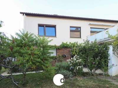 Sanierte 3,5-Zimmer-Wohnung mit Garten und Pergola / Anmietung eines Büros im Dachgeschoss möglich