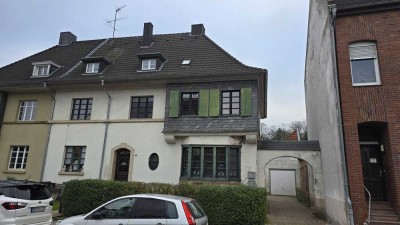 Ideal zur Eigennutzung Mehrfamilienhaus mit Nebengebäude, Garage und großem Grundstück