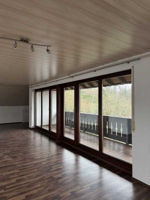 Freundliche 3,5-Zimmer-DG-Wohnung mit EBK in Eberbach