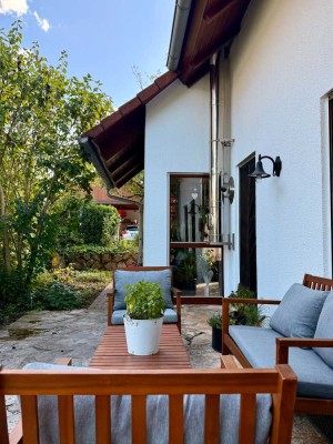 ***Moderne Doppelhaushälfte mit Dachstudio, Garten & Carport in Durbach***
