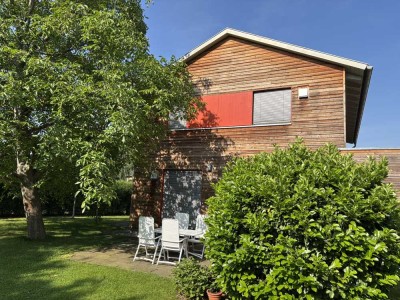 Modernes, energieeffizientes Einfamilienhaus mit großem Grundstück in Bestlage