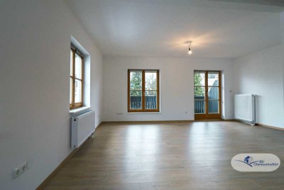 Renovierte Maisonettewohnung mit lichtdurchflutetem Wohnbereich und Balkon