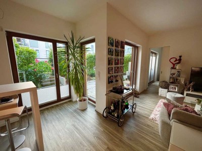 Exklusive 2-Zimmer-Wohnung mit großer Terrasse & Garten an der Spree