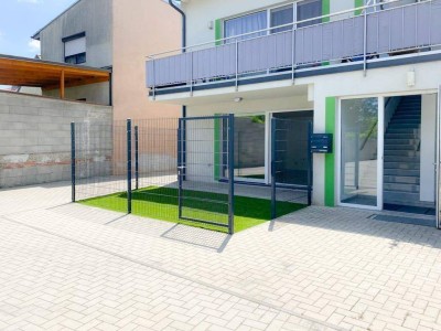 PROVISIONSFREI Neubau 3 ZIMMERWOHNUNG mit eigenem Garten, Terrasse und Parkplatz