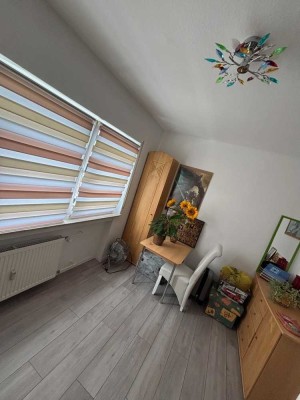 Geschmackvolle, sanierte 3-Raum-Wohnung mit gehobener Innenausstattung mit Balkon und EBK in Maintal