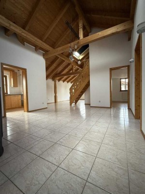 **Grosszügige 3,5 Zi. Wohnung mit Empore, Balkon, EBK, Kaminofen