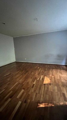 Renovierungsbedürftige 1,5 Zimmer Wohnung im EG