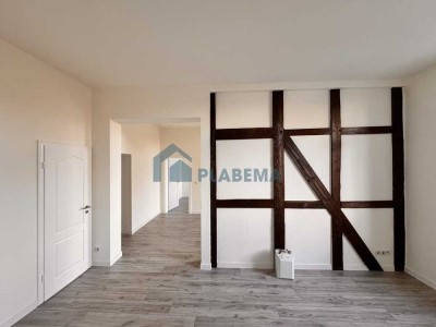 Komplett renovierte 4 Zimmer Wohnung, neue EBK, Balkon