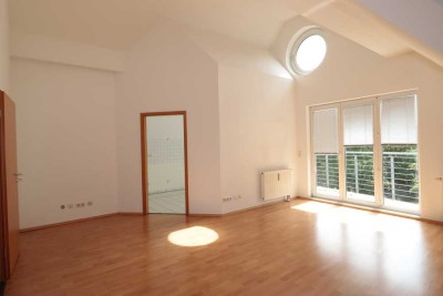 Großzügige Dachgeschosswohnung in zentraler Lage.