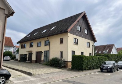 Dettingen: Bezugsfreies Zweifamilienwohnhaus mit viel Platz und guter Substanz