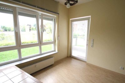 FÜR SENIOREN! 2- Zi.- Whng., ca. 56,13 qm Wfl., EG, Küche mit EBK, Bad,Balkon-Terrasse...