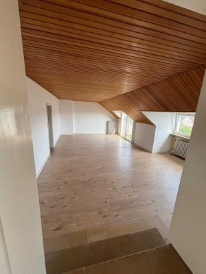 Helle 4-Raum-Wohnung mit Balkon in Duisburg
