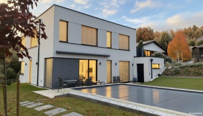 GABLITZ || traumhaft moderne Neubauvilla mit seltenem Ausblick über Gablitz hinweg || Pool 8x4m || luxuriöse Ausstattung || Bj 2024