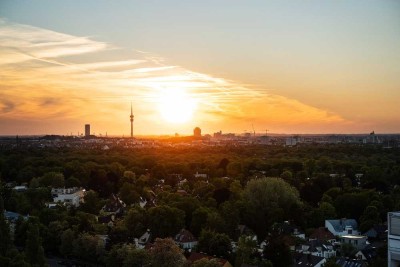 Ⓣop Vorankündigung. Frisch sanierte 3-Zi.-Suite. Vollausstattung & Weitblick über München & Alpen.