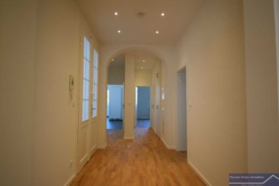 Stilvoll & hochwertig kernsanierte Altbauwohnung mit Wintergarten, Balkon, 2 Bäder - zum ERSTBEZUG