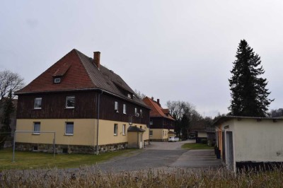 zwei Mehrfamilienhäuser mit Mietergärten und Garagen