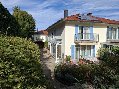 ToP gepfl. Haus (DHH), 5 Zi. zus. 1 kl. Büro, sonnige Südterr., Rosenhgarten, viel Licht u. Platz!