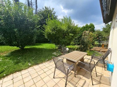 **Freist. Haus -2 EBK- 2 Bäder -2 Garagen- auf herrlich sonnigem Grundstück!!**