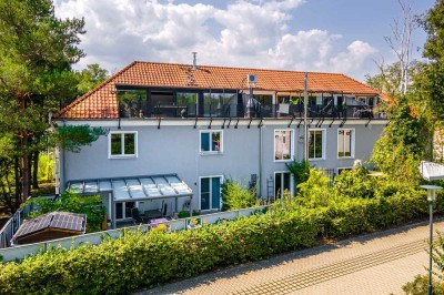 Luxuriöse Wohnwelt in stilvollem Design mit Sauna, Kamin, Dachterrasse und Gartenanteil.