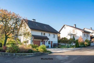 Einfamilienhaus nebst Hallengebäude