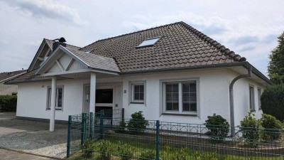 *** Geräumiger Winkelbungalow mit Garage, Kamin und Wintergarten *** !