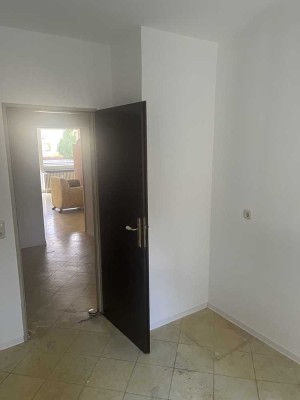 In Frankfurt: helle  EG-Wohnung mit drei Zimmern und Balkon