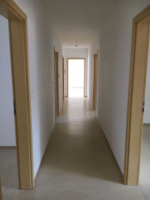 Moderne Wohnung mit dreieinhalb Zimmern und Balkon in Röthlein