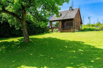 Engel & Völkers: Charmantes Holzhaus auf großzügigem Grundstück im Grünen!