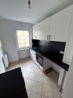 Frisch renovierte 2-Zimmer-Wohnung mit neuer Einbauküche und Balkon im 2. OG in Nürnberg-Veilhof