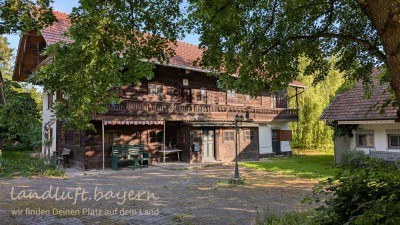 Historischer Dreiseithof in Alleinlage  in der niederbayerischen Hügellandschaft