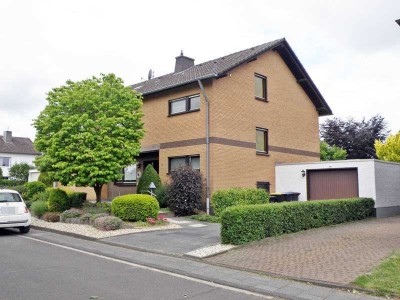 Zweifamilienhaus mit schönem Garten